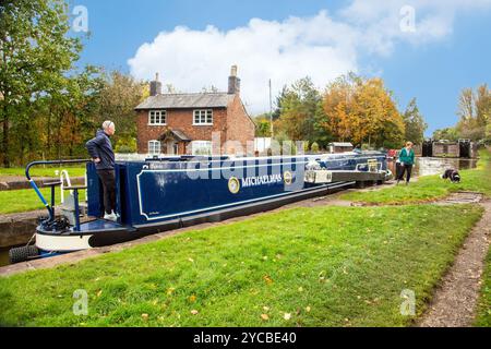 Le canal passe par les écluses de Wheelock sur le canal Trent et Mersey alors qu'il traverse le village de Wheelock Cheshire Angleterre Banque D'Images