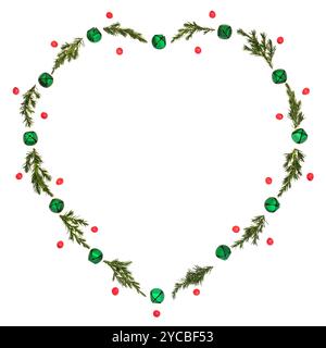 Couronne de coeur de Noël avec cloches, sapin et décoration holly Berry sur fond blanc. Design festif saisonnier pour carte de voeux, étiquette cadeau, invitation Banque D'Images