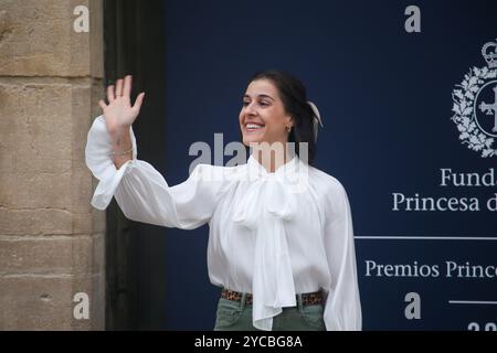 Oviedo, Espagne, 22 octobre 2024 : L'athlète Carolina Marín salue le public réuni à la porte de l'hôtel lors de l'arrivée de Carolina Marín à Oviedo, Princesse du Sport, le 22 octobre 2024, à Oviedo, Espagne. Crédit : Alberto Brevers / Alamy Live News. Banque D'Images