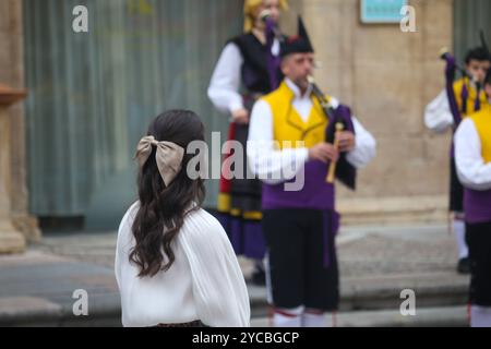 Oviedo, Espagne, 22 octobre 2024 : L'athlète Carolina Marín regarde le groupe de cornemuse jouer lors de l'arrivée de Carolina Marín à Oviedo, Princess of Sports Award, le 22 octobre 2024, à Oviedo, Espagne. Crédit : Alberto Brevers / Alamy Live News. Banque D'Images