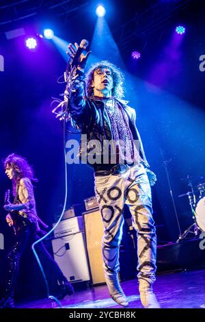 Milan Italie. 21 octobre 2024. L'auteur-compositeur-interprète anglais BARNS COURTNEY se produit sur scène à fabrique pendant le « Grand Union Tour » avec les têtes d'affiche des Struts. Banque D'Images