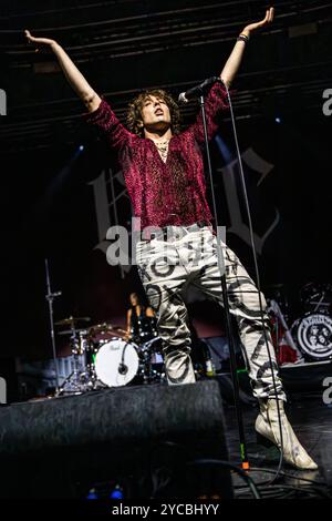 Milan Italie. 21 octobre 2024. L'auteur-compositeur-interprète anglais BARNS COURTNEY se produit sur scène à fabrique pendant le « Grand Union Tour » avec les têtes d'affiche des Struts. Banque D'Images