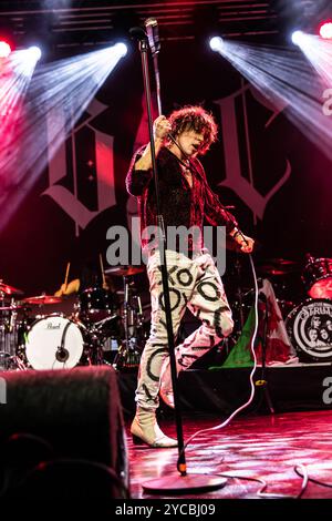 Milan Italie. 21 octobre 2024. L'auteur-compositeur-interprète anglais BARNS COURTNEY se produit sur scène à fabrique pendant le « Grand Union Tour » avec les têtes d'affiche des Struts. Banque D'Images