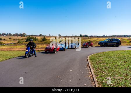 Gettysburg, Pennsylvanie, États-Unis – 19 octobre 2024 : les visiteurs du parc militaire national de Gettysburg visitent le champ de bataille à l'aide de chariots motorisés à trois roues. Banque D'Images