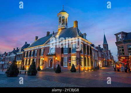 Vue sur l'hôtel de ville de Dokkum en Frise aux pays-Bas au coucher du soleil Banque D'Images
