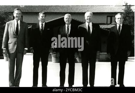 SIMI VALLEY, Calif (4 novembre 1991) les anciens présidents George H.W. Bush, à gauche, Ronald Reagan, Jimmy carter, Gerald Ford et Richard Nixon posent pour une photographie le 4 novembre 1991 à l'ouverture de la Bibliothèque présidentielle Ronald Reagan. Banque D'Images