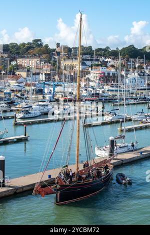 Le voilier « jolie brise » gaff gaff Pilot Cutter quitte le paradis des yachts Cowes sur l'île de Wight au Royaume-Uni Banque D'Images