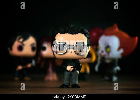 Figurine vinyle POP Funko de Stephen King devant les figurines vinyle POP Funko de Pennywise, Carrie et Jack Torrance personnages fictifs de Stephen Ki Banque D'Images