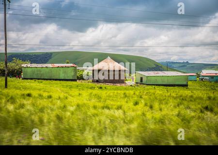 Cabanes traditionnelles dans le paysage rural, KwaZulu-Natal, Afrique du Sud. Banque D'Images