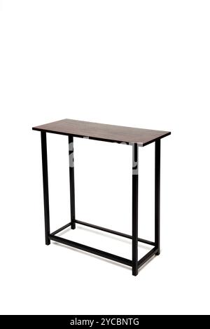 Table de console étroite avec une surface en bois et des pieds en fer isolés sur fond blanc. Banque D'Images