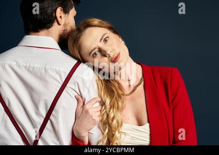 Le couple profite d’un moment de calme, mettant en valeur leur lien intime et leurs tenues élégantes. Banque D'Images