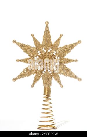 Étoile de topper d'arbre à paillettes dorées sur fond blanc Banque D'Images