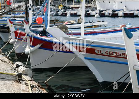 France, Porquerolles - 09 juin 2024 : bateaux de pêche traditionnels colorés en bois dans le port de l'île de Porquerolles Banque D'Images