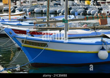 France, Porquerolles - 09 juin 2024 : bateaux de pêche traditionnels colorés en bois dans le port de l'île de Porquerolles Banque D'Images