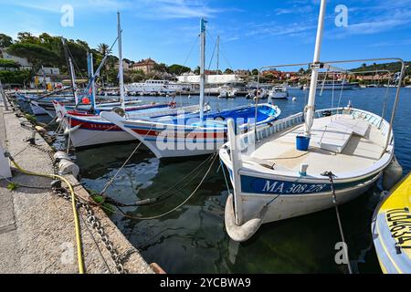 France, Porquerolles - 09 juin 2024 : bateaux de pêche traditionnels colorés en bois dans le port de l'île de Porquerolles Banque D'Images