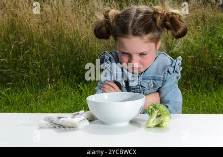 La petite fille refuse de manger. Banque D'Images