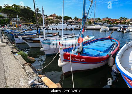 France, Porquerolles - 09 juin 2024 : bateaux de pêche traditionnels colorés en bois dans le port de l'île de Porquerolles Banque D'Images