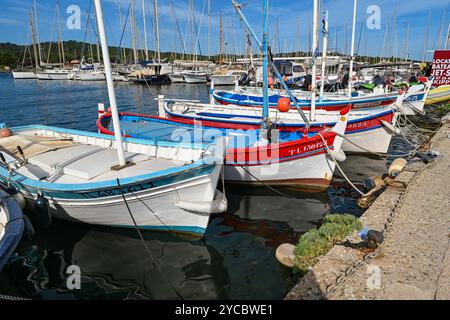 France, Porquerolles - 09 juin 2024 : bateaux de pêche traditionnels colorés en bois dans le port de l'île de Porquerolles Banque D'Images