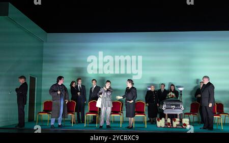 Les funérailles de Dinah, de gauche à droite : Grant Doyle (Sam), Elgan LLyr Thomas (Francois), Rowan Pierce (Dede) dans Un ENDROIT CALME au Linbury Theatre, Royal Opera House, Covent Harden, Londres WC2 10/10/2024 musique : Leonard Bernstein livret : Stephen Wadsworth adaptation livret et orchestration réduite : Garth Edwin Sunderland chef : Nicholas Chalmers Design : Annie Woods éclairage : Fabiana Piccioli mouvement : Sarah Fahie Mears Banque D'Images