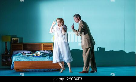 Wallis Giunta (Dinah), Henry Neill (Sam) en DIFFICULTÉ À TAHITI au Linbury Theatre, Royal Opera House, Covent Harden, Londres WC2 10/10/2024 musique et livret : Leonard Bernstein orchestration réduite : Garth Edwin Sunderland chef : Nicholas Chalmers design : Annemarie Woods éclairage : Fabiana Piccioli mouvement : Sarah Fahie réalisatrice : Oliver Mears Banque D'Images