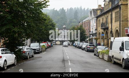 Llanidloes, pays de Galles, Royaume-Uni - 6 septembre 2024 ; vue le long de la rue humide Great Oak Street à Llanidloes Wales jusqu'à Old Market Hall Banque D'Images