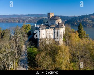 Pologne. Château médiéval à Niedzica, datant du XIVe siècle (château supérieur) en automne en octobre. Arbres dans de belles couleurs d'automne. Lumière du lever du soleil. Artifi Banque D'Images