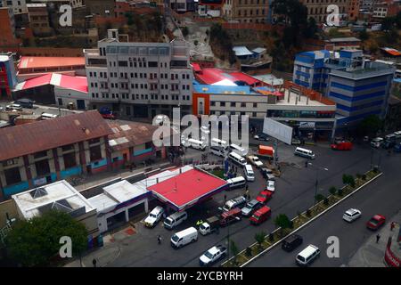 La Paz, BOLIVIE ; 22 octobre 2024 : les véhicules font la queue pour faire le plein d'essence à la station-service Uruguay sur AV Montes, la principale avenue centrale qui traverse le centre-ville. La file d'attente remonte devant la station de bus (hors de la vue en haut à gauche), double retour à la même station-service après plusieurs blocs et continue de nouveau derrière la station de bus..... Les pénuries de carburant et les problèmes d’approvisionnement (en particulier le diesel) sont un problème régulier en Bolivie depuis plusieurs mois ; il y a également eu d’énormes files d’attente pour l’essence / l’essence depuis le début de la semaine dernière. Banque D'Images