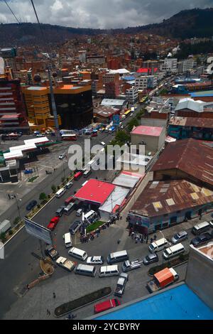 La Paz, BOLIVIE ; 22 octobre 2024 : les véhicules font la queue pour faire le plein d'essence à la station-service Uruguay sur AV Montes, la principale avenue centrale qui traverse le centre-ville. La file d'attente remonte devant la station de bus (hors de la vue en haut à droite), double retour à la même station-service après plusieurs blocs et continue de nouveau derrière la station de bus..... Les pénuries de carburant et les problèmes d’approvisionnement (en particulier le diesel) sont un problème régulier en Bolivie depuis plusieurs mois ; il y a également eu d’énormes files d’attente pour l’essence / l’essence depuis le début de la semaine dernière. Banque D'Images