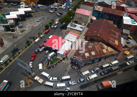 La Paz, BOLIVIE ; 22 octobre 2024 : les véhicules font la queue pour faire le plein d'essence à la station-service Uruguay sur AV Montes, la principale avenue centrale qui traverse le centre-ville. La file d'attente remonte devant la station de bus (hors de la vue en haut à droite), double retour à la même station-service après plusieurs blocs et continue de nouveau derrière la station de bus..... Les pénuries de carburant et les problèmes d’approvisionnement (en particulier le diesel) sont un problème régulier en Bolivie depuis plusieurs mois ; il y a également eu d’énormes files d’attente pour l’essence / l’essence depuis le début de la semaine dernière. Banque D'Images