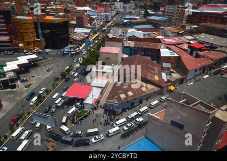 La Paz, BOLIVIE ; 22 octobre 2024 : les véhicules font la queue pour faire le plein d'essence à la station-service Uruguay sur AV Montes, la principale avenue centrale qui traverse le centre-ville. La file d'attente remonte devant la station de bus (hors de la vue en haut à droite), double retour à la même station-service après plusieurs blocs et continue de nouveau derrière la station de bus..... Les pénuries de carburant et les problèmes d’approvisionnement (en particulier le diesel) sont un problème régulier en Bolivie depuis plusieurs mois ; il y a également eu d’énormes files d’attente pour l’essence / l’essence depuis le début de la semaine dernière. Banque D'Images