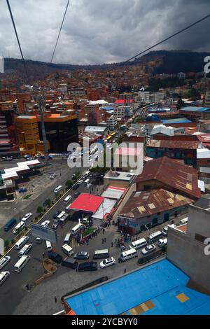 La Paz, BOLIVIE ; 22 octobre 2024 : les véhicules font la queue pour faire le plein d'essence à la station-service Uruguay sur AV Montes, la principale avenue centrale qui traverse le centre-ville. La file d'attente remonte devant la station de bus (hors de la vue en haut à droite), double retour à la même station-service après plusieurs blocs et continue de nouveau derrière la station de bus..... Les pénuries de carburant et les problèmes d’approvisionnement (en particulier le diesel) sont un problème régulier en Bolivie depuis plusieurs mois ; il y a également eu d’énormes files d’attente pour l’essence / l’essence depuis le début de la semaine dernière. Banque D'Images