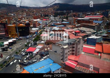 La Paz, BOLIVIE ; 22 octobre 2024 : les véhicules font la queue pour faire le plein d'essence à la station-service Uruguay sur AV Montes, la principale avenue centrale qui traverse le centre-ville. La file d'attente remonte devant la station de bus (visible en haut à droite), double de retour à la même station-service après plusieurs blocs et continue de nouveau après la station de bus..... Les pénuries de carburant et les problèmes d’approvisionnement (en particulier le diesel) sont un problème régulier en Bolivie depuis plusieurs mois ; il y a également eu d’énormes files d’attente pour l’essence / l’essence depuis le début de la semaine dernière. Banque D'Images