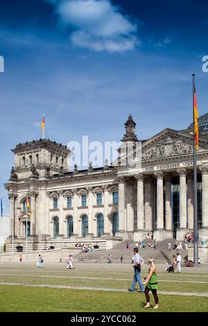 Berlin, Allemagne, juillet 29 2009, l'impressionnant bâtiment du Reichstag présente ses grandes colonnes et sa façade complexe, attirant les visiteurs au cœur de Banque D'Images