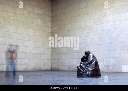 Berlin, Allemagne, juillet 29 2009, sculpture poignante d'une mère en deuil tenant son fils mort, située dans la Neue Wache, Berlin, transportant un profond sorro Banque D'Images