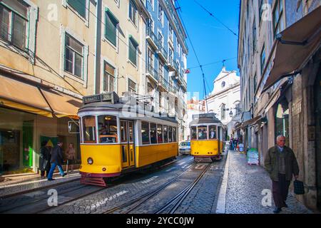 Lisbonne, Portugal, le 1er mars 2007, deux tramways voyagent le long de la Rua da Conceicao, capturant la vie urbaine dynamique de Baixa, Lisbonne, avec des bâtiments et clair b Banque D'Images