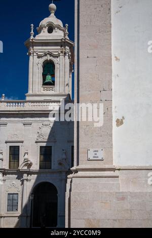 Explorez l'architecture étonnante d'Igreja da Graça, un monument de Lisbonne avec un beffroi proéminent contre un ciel bleu clair. Banque D'Images