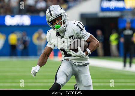 Le receveur Tre Tucker (11 ans) des Raiders de Las Vegas court avec le ballon lors d'un match de la NFL contre les Rams de Los Angeles, dimanche 20 octobre 2024, au SoFi S. Banque D'Images