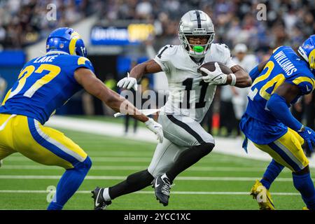 Le receveur Tre Tucker (11 ans) des Raiders de Las Vegas court avec le ballon lors d'un match de la NFL contre les Rams de Los Angeles, dimanche 20 octobre 2024, au SoFi S. Banque D'Images