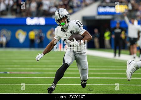 Le receveur Tre Tucker (11 ans) des Raiders de Las Vegas court avec le ballon lors d'un match de la NFL contre les Rams de Los Angeles, dimanche 20 octobre 2024, au SoFi S. Banque D'Images