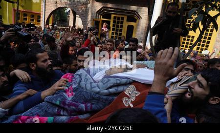 Srinagar, Inde. 21 octobre 2024. Les villageois portent le corps du docteur cachemiri Shahnawaz, un jour après sa mort dans une attaque d’hommes armés, dans le district de Budgam à Srinagar le 21 octobre 2024. Au Cachemire administré par l'Inde, des hommes armés ont tiré des balles sur un camp de travail sur un chantier de construction, tuant sept personnes et en blessant plusieurs autres. (Photo de Sajad Hameed/Pacific Press/Sipa USA) crédit : Sipa USA/Alamy Live News Banque D'Images