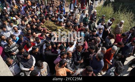 Srinagar, Inde. 21 octobre 2024. Les villageois portent le corps du docteur cachemiri Shahnawaz, un jour après sa mort dans une attaque d’hommes armés, dans le district de Budgam à Srinagar le 21 octobre 2024. Au Cachemire administré par l'Inde, des hommes armés ont tiré des balles sur un camp de travail sur un chantier de construction, tuant sept personnes et en blessant plusieurs autres. (Photo de Sajad Hameed/Pacific Press/Sipa USA) crédit : Sipa USA/Alamy Live News Banque D'Images