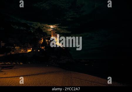 Nuit Lloret de Mar Castell Plaja à la plage de sa Caleta avec lumière de lune Banque D'Images