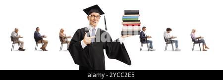 Doyen de l'université dans une robe de graduation tenant une pile de livres et des gens assis dans des chaises d'école isolés sur fond blanc Banque D'Images