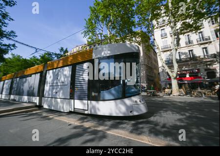 MARSEILLE, FRANCE, 7 juin 2024 : tramway moderne dans la rue de Marseille, France Banque D'Images