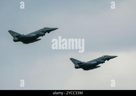 Liepaja, Lettonie- 16 juin 2024 : une paire d'avions de combat Eurofighter vole dans la protection des frontières extérieures des États baltes et de l'OTAN Banque D'Images