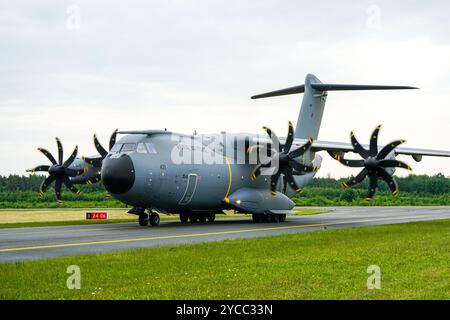 Liepaja, Lettonie- 16 juin 2024 : Airbus C.1 A400M Atlas de la Royal Air Force de la RAF ZM401, avion cargo militaire sur la piste de l'aéroport Banque D'Images