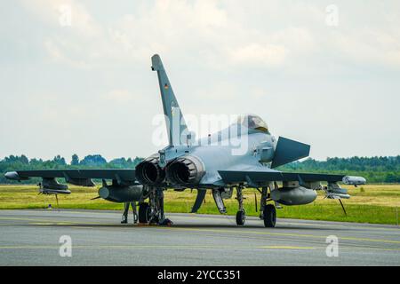 Liepaja, Lettonie- 16 juin 2024 : avion de chasse Eurofighter Typhoon de l'armée de l'air allemande, maintenance avant vol, vue arrière Banque D'Images