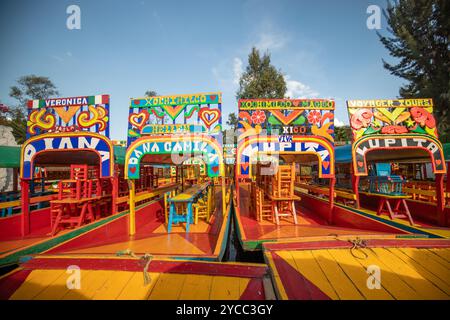 Trajineras Xochimilco, zone touristique sur un canal avec promenades en bateau et musique mariachi au Mexique Banque D'Images