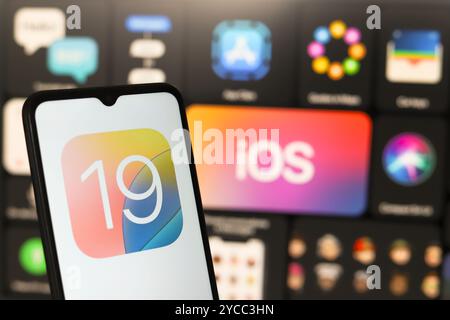 25 septembre 2024, Portugal. Dans cette illustration photo, le logo iOS 19 est affiché sur l'écran d'un smartphone Banque D'Images
