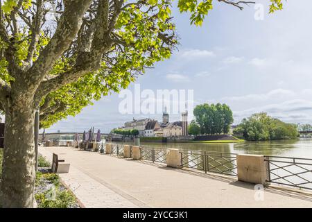 Boulevard longeant la Saône avec vue sur l'île Saint-Laurent et notre du doyenne à Chalon-sur-Saône en Bourgogne en France Banque D'Images